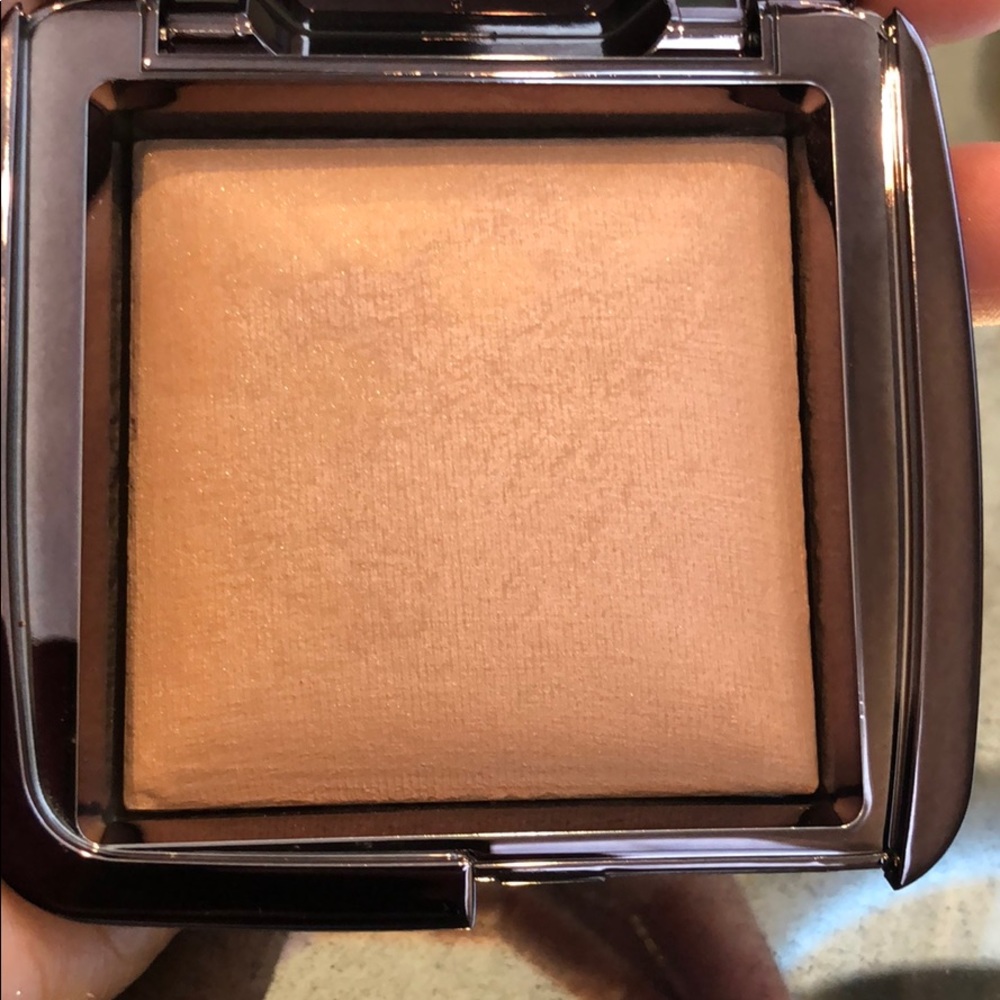 Hourglass Ambient Light Powder: Radiant Light